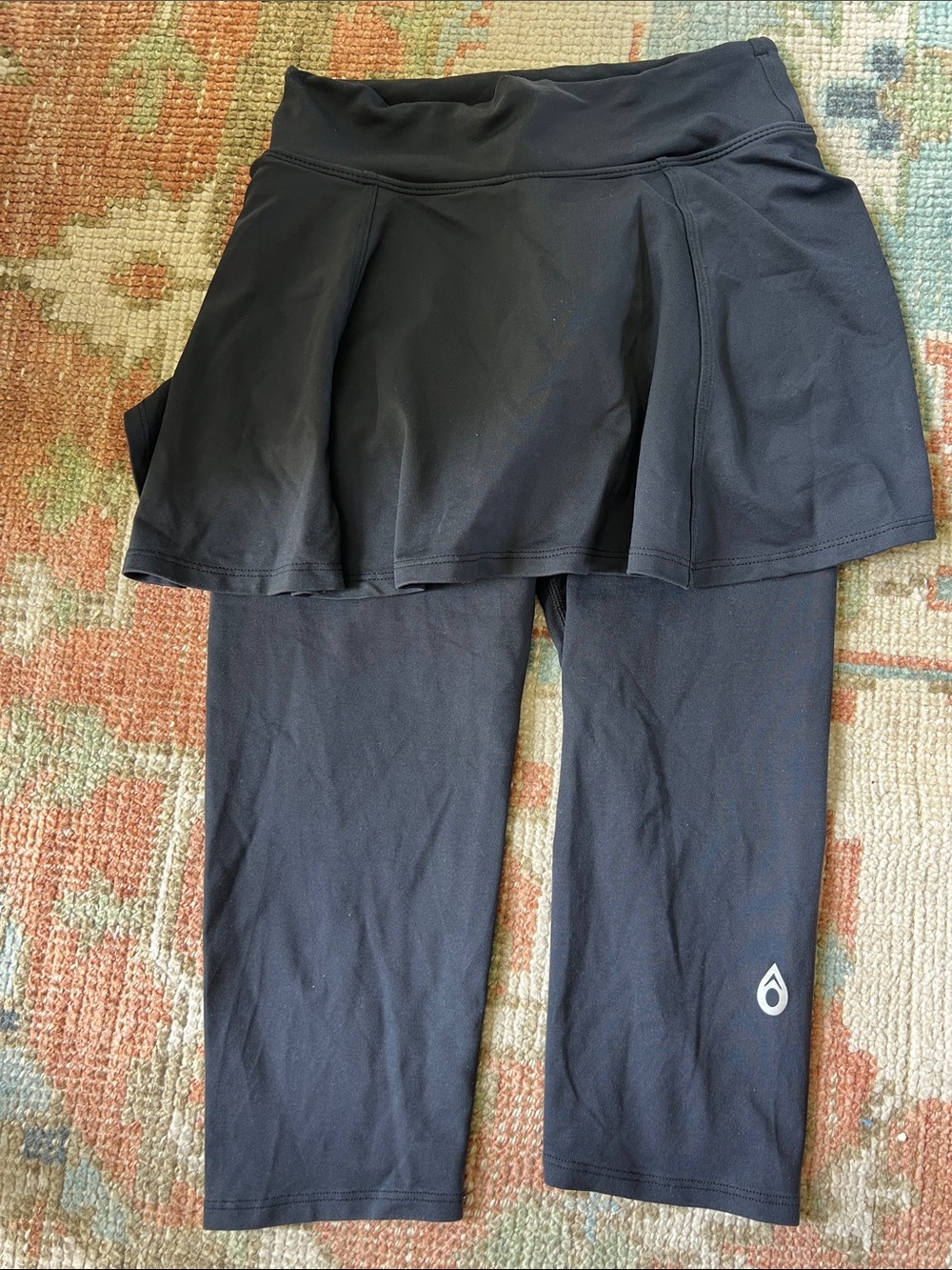 Dona Jo black, 2-in-1 skirted crop capris Size 1